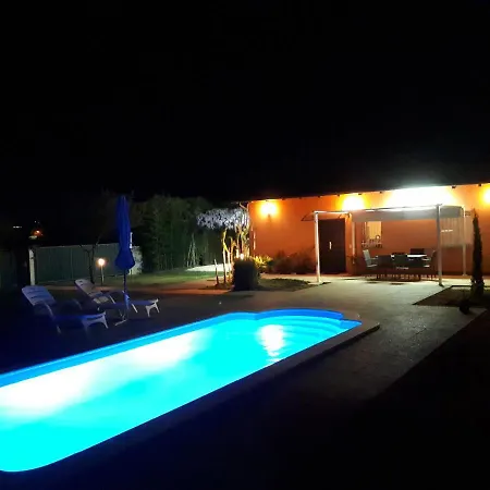 Chiara With Private Pool And Garden 别墅