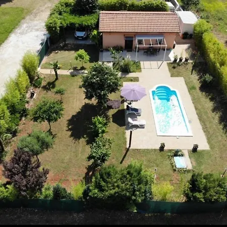 Chiara With Private Pool And Garden 빌라 *