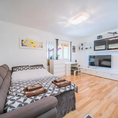 Chiara With Private Pool And Garden Vila Poreč