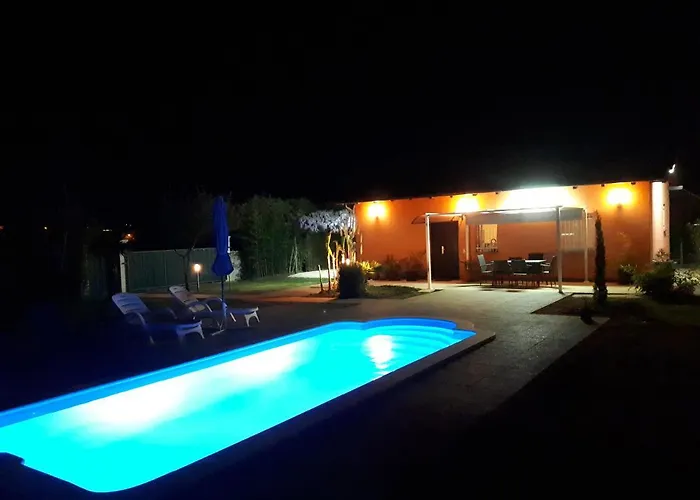 Chiara With Private Pool And Garden 빌라