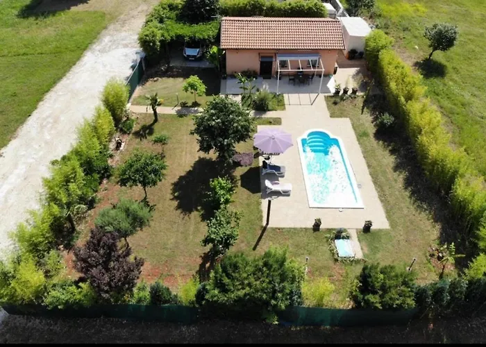 Chiara With Private Pool And Garden 빌라 *