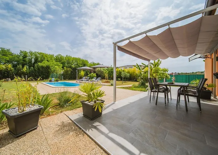 Chiara With Private Pool And Garden 포레치