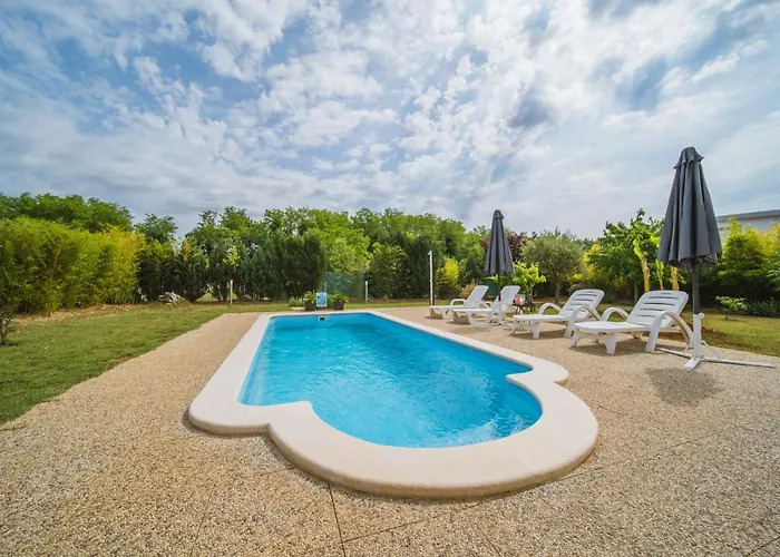 Chiara With Private Pool And Garden 빌라 포레치
